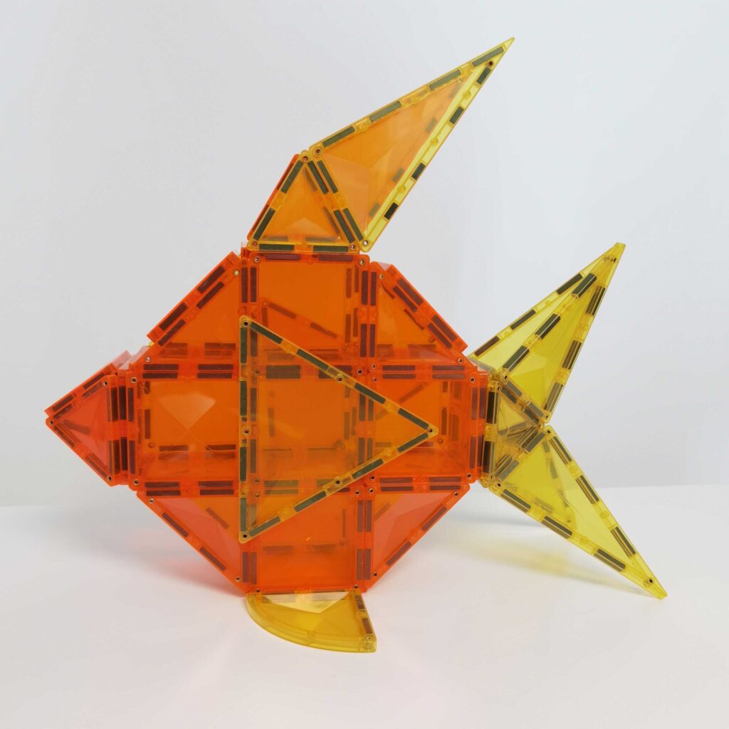 Build an angelfish with Connetix! Step-by-step instructions for an engaging underwater adventure using Connetix mangetic tiles.